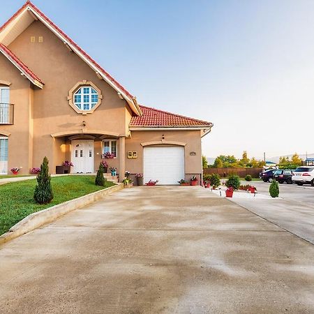 Casa Iulia Hotel Haţeg Екстериор снимка