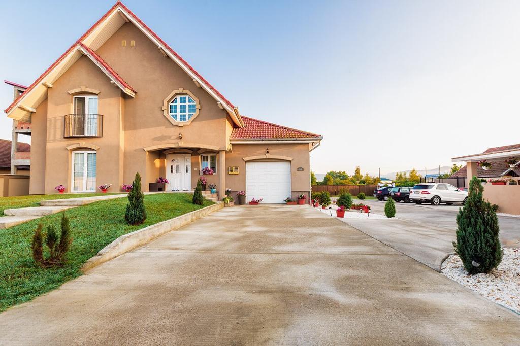 Casa Iulia Hotel Haţeg Екстериор снимка